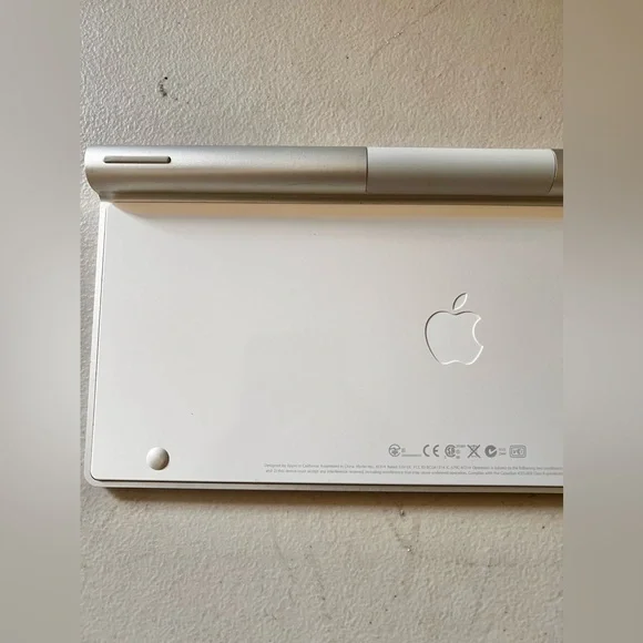 Original Apple Magic Keyboard (1) Bluetooth Wireless Model A1314 *Genuine Apple* - Picture 5 of 5